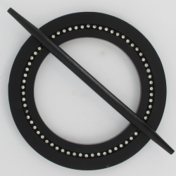 Curtain arm with pebbles, round